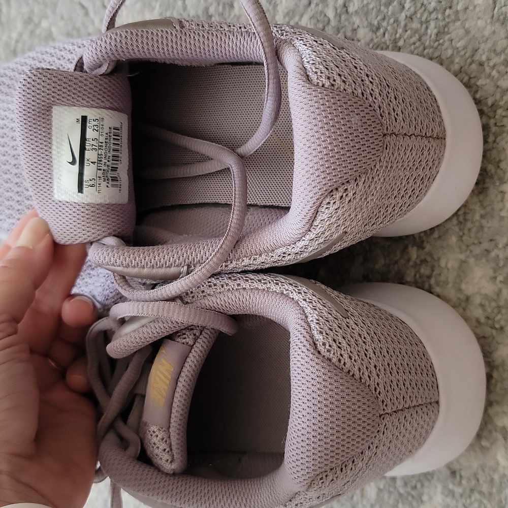 Nike shoes - Picture 3 of 3